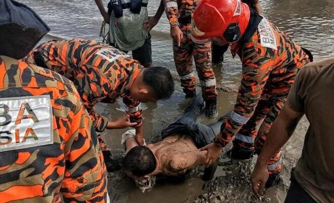 Đang l&aacute;i &ocirc; t&ocirc; th&igrave; c&atilde;i nhau với vợ, người đ&agrave;n &ocirc;ng dừng xe rồi nhảy cầu trước sự hoang mang của bạn đời- Ảnh 2.