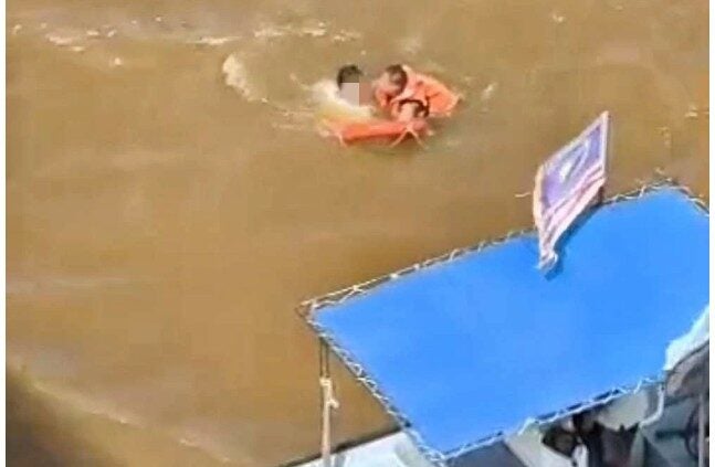 Đang l&aacute;i &ocirc; t&ocirc; th&igrave; c&atilde;i nhau với vợ, người đ&agrave;n &ocirc;ng dừng xe rồi nhảy cầu trước sự hoang mang của bạn đời- Ảnh 1.