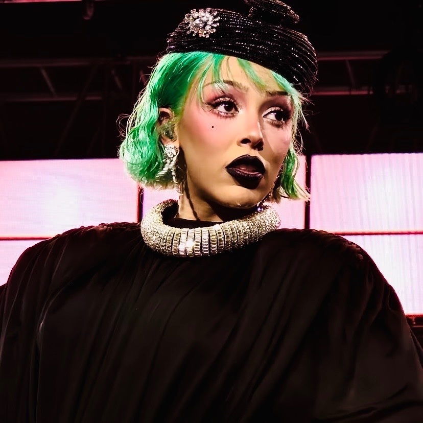 Nữ ca sĩ nuốt mic ngất xỉu tr&ecirc;n s&acirc;n khấu- Ảnh 2.