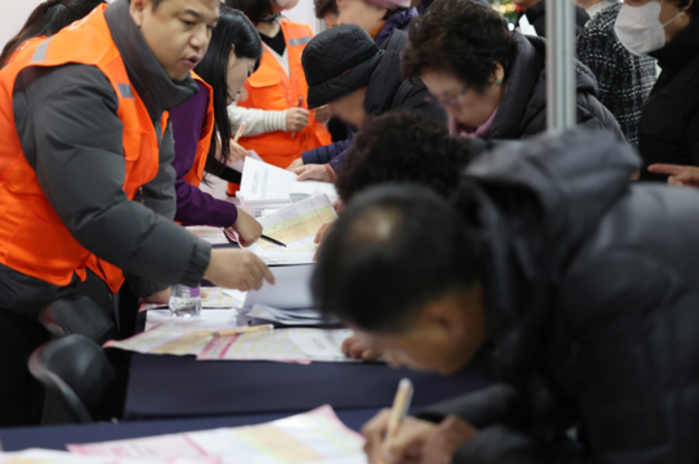 Gần 4/10 người cao tuổi H&agrave;n Quốc sống dưới chuẩn ngh&egrave;o- Ảnh 2.