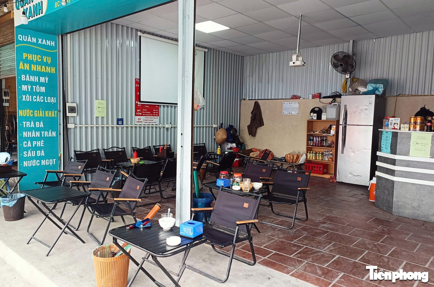 Một thanh ni&ecirc;n bị nh&oacute;m người d&ugrave;ng dao tấn c&ocirc;ng ở h&agrave;ng ăn uống trong bến xe Gi&aacute;p B&aacute;t- Ảnh 1.