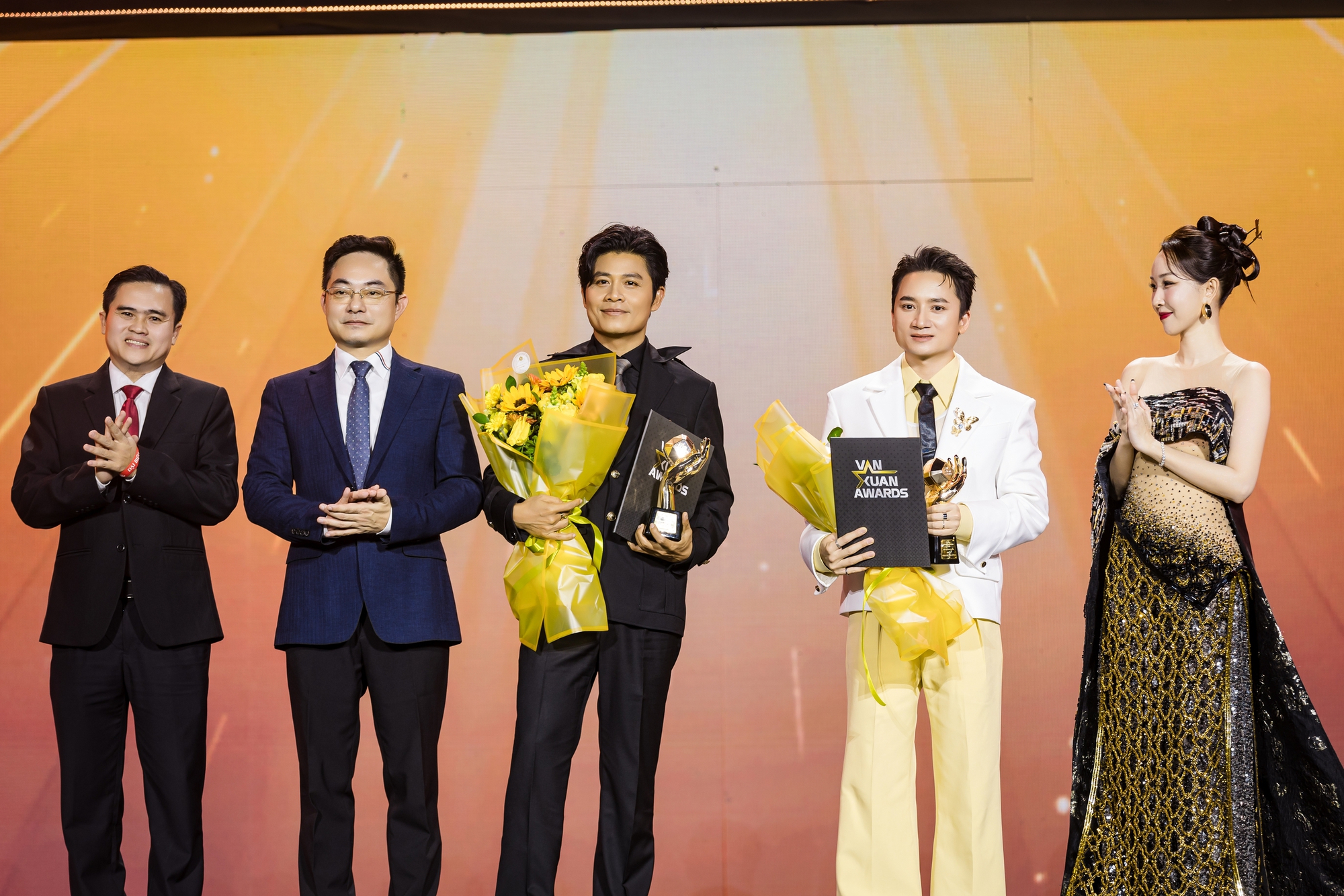 Mỹ T&acirc;m được vinh danh Đại sứ quảng c&aacute;o - Th&agrave;nh tựu trọn đời tại Vạn Xu&acirc;n Awards 2025- Ảnh 1.