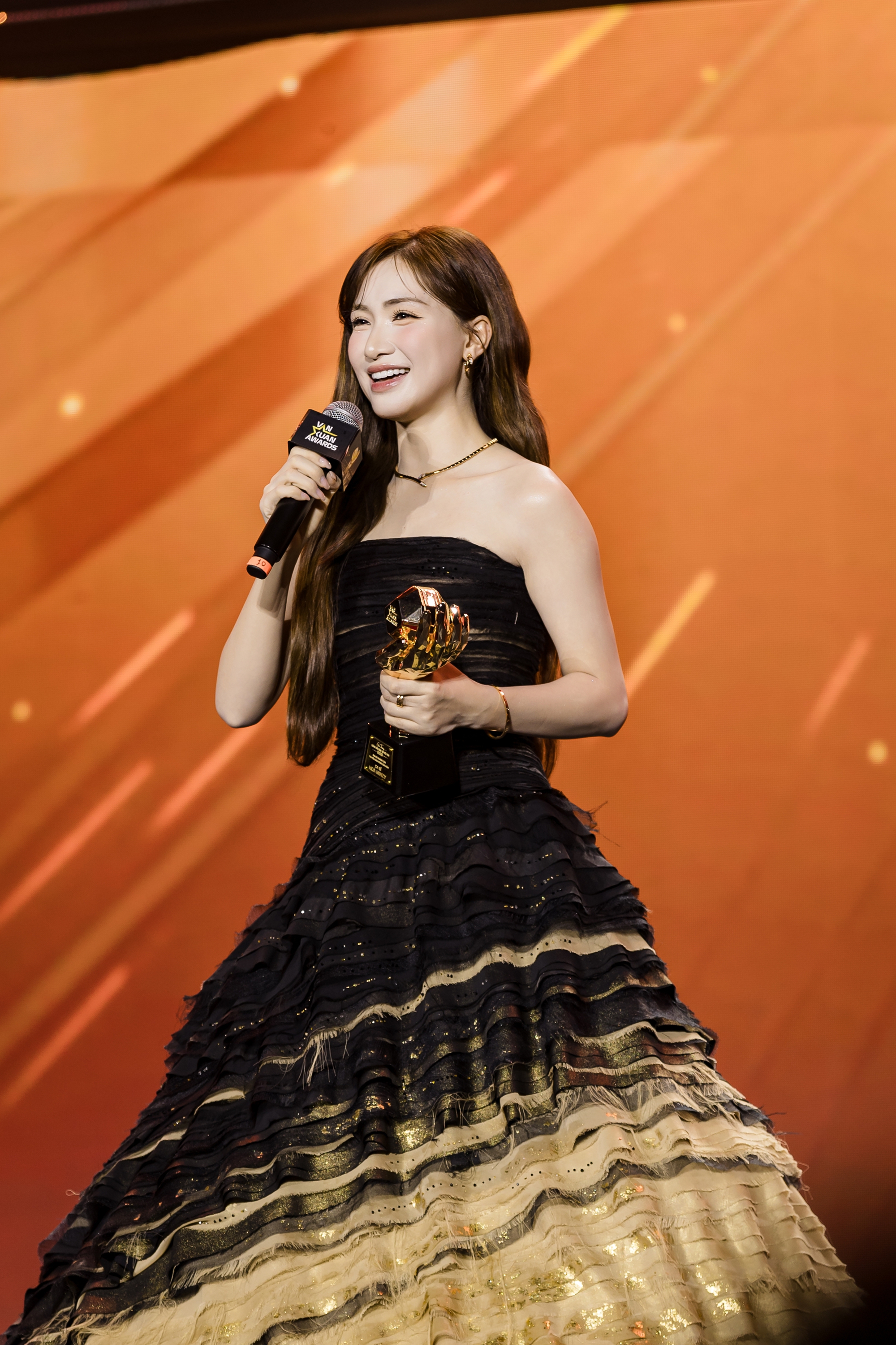 Mỹ T&acirc;m được vinh danh Đại sứ quảng c&aacute;o - Th&agrave;nh tựu trọn đời tại Vạn Xu&acirc;n Awards 2025- Ảnh 4.