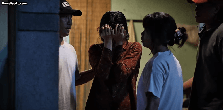 1 nữ diễn vi&ecirc;n Việt kh&oacute;c nức nở đ&ograve;i bỏ vai, c&ograve;n đẩy ng&atilde; bạn diễn bị thương v&igrave; qu&aacute; &aacute;p lực- Ảnh 1.