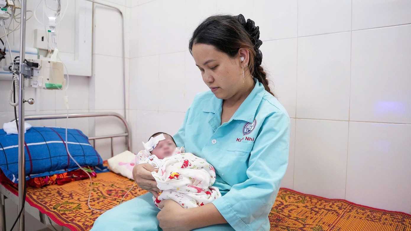 B&eacute; sơ sinh mang dị tật hiếm gặp được cứu sống ngoạn mục- Ảnh 1.