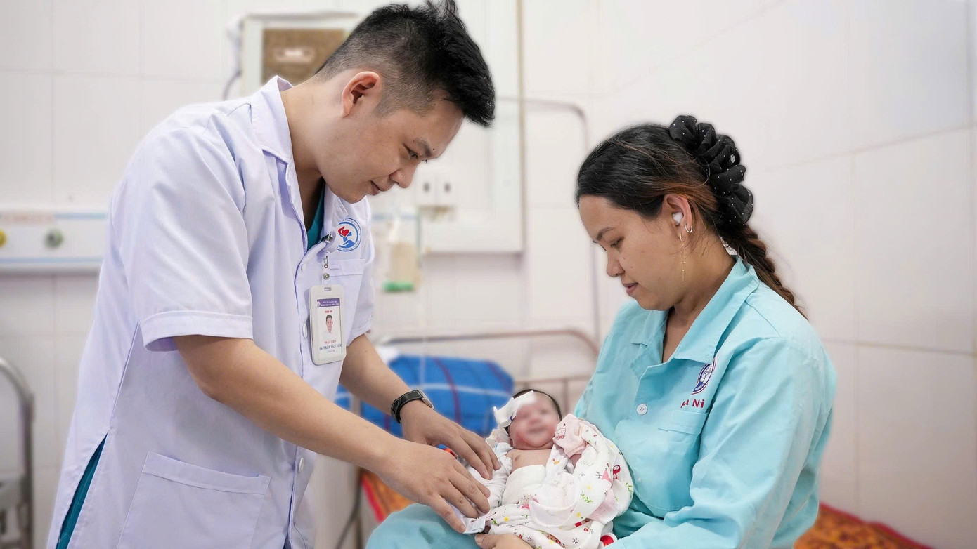 B&eacute; sơ sinh mang dị tật hiếm gặp được cứu sống ngoạn mục- Ảnh 2.