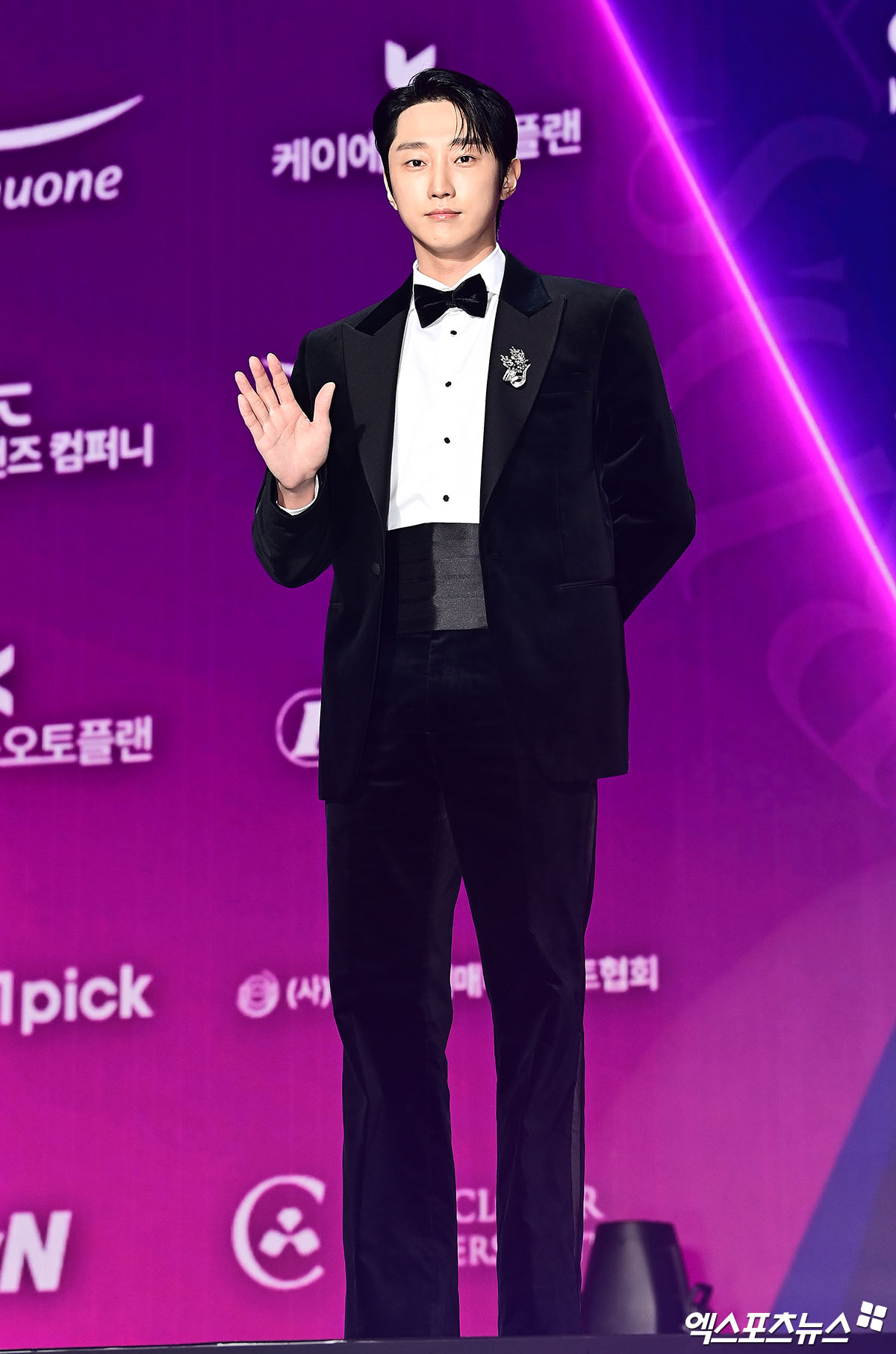 Si&ecirc;u thảm t&iacute;m APAN Star Awards 2025: IU h&oacute;a &ldquo;nữ thần m&ugrave;a xu&acirc;n&rdquo;, 2 bạn trai m&agrave;n ảnh của Yoona đụng độ- Ảnh 24.