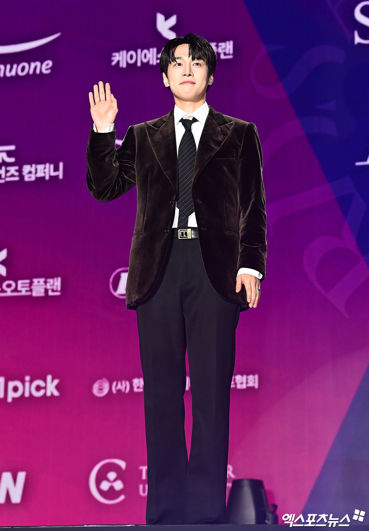 Si&ecirc;u thảm t&iacute;m APAN Star Awards 2025: IU h&oacute;a &ldquo;nữ thần m&ugrave;a xu&acirc;n&rdquo;, 2 bạn trai m&agrave;n ảnh của Yoona đụng độ- Ảnh 25.