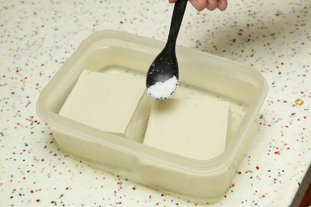 Lúc nào cho muối khi nấu ăn là chuẩn?- Ảnh 3. Lúc nào cho muối khi nấu ăn là chuẩn?- Ảnh 3.