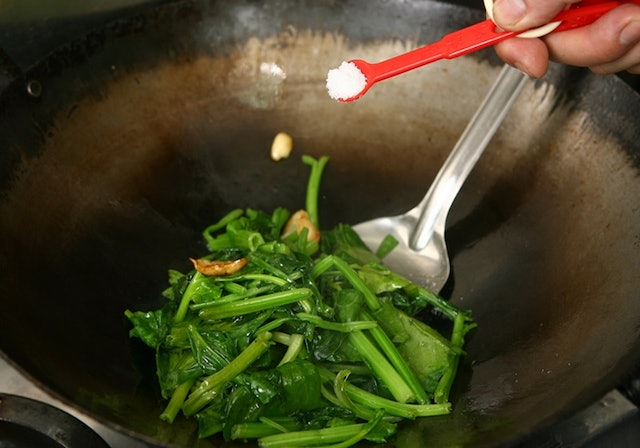 Lúc nào cho muối khi nấu ăn là chuẩn?- Ảnh 2. Lúc nào cho muối khi nấu ăn là chuẩn?- Ảnh 2.