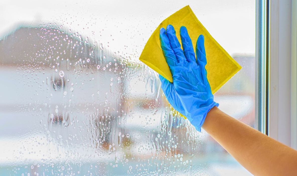 Cửa sổ m&ugrave;a đ&ocirc;ng sạch bong kin k&iacute;t khi được lau c&ugrave;ng giấm v&agrave; thứ n&agrave;y- Ảnh 2.