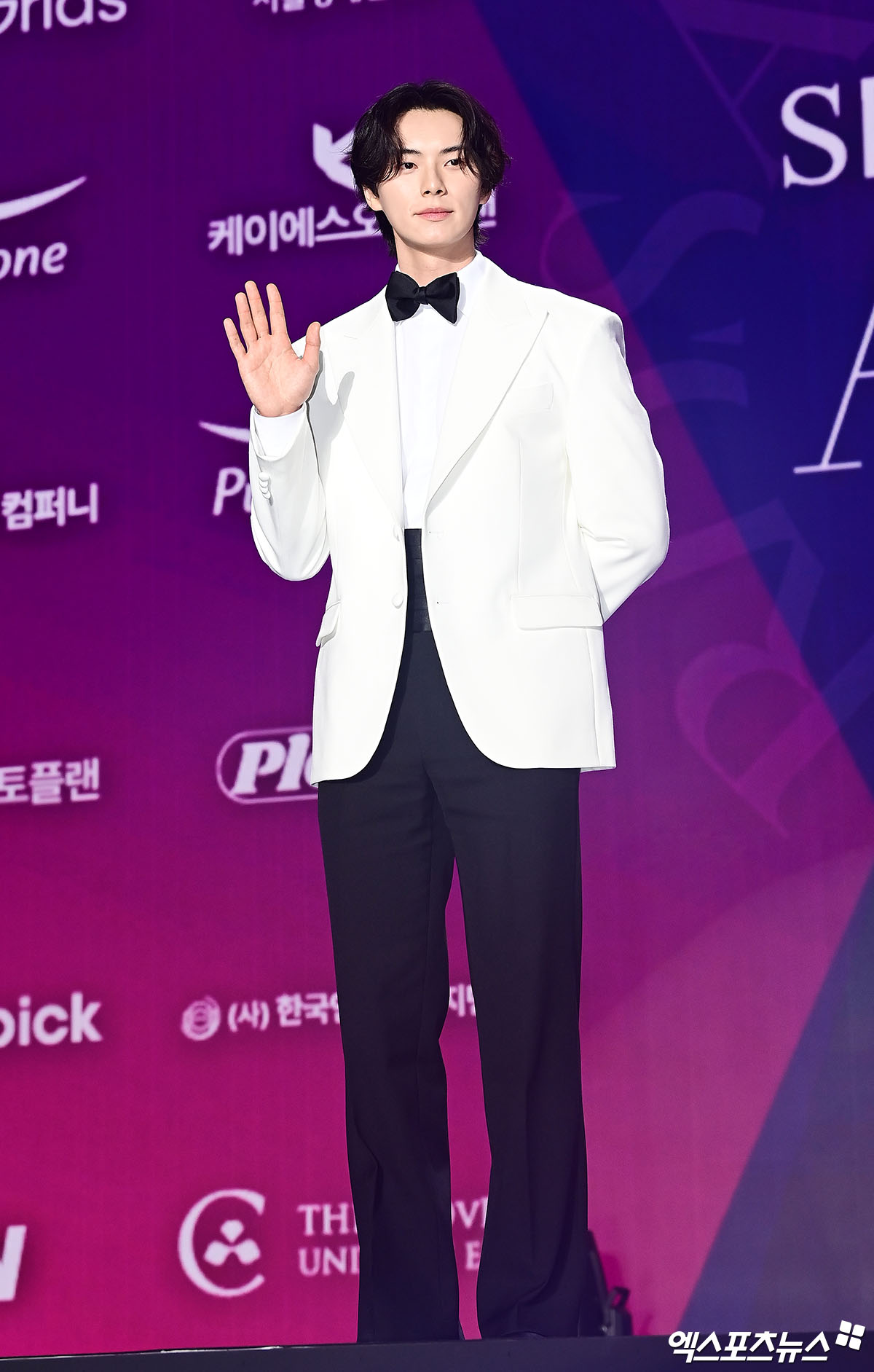 Si&ecirc;u thảm t&iacute;m APAN Star Awards 2025: IU h&oacute;a &ldquo;nữ thần m&ugrave;a xu&acirc;n&rdquo;, 2 bạn trai m&agrave;n ảnh của Yoona đụng độ- Ảnh 5.