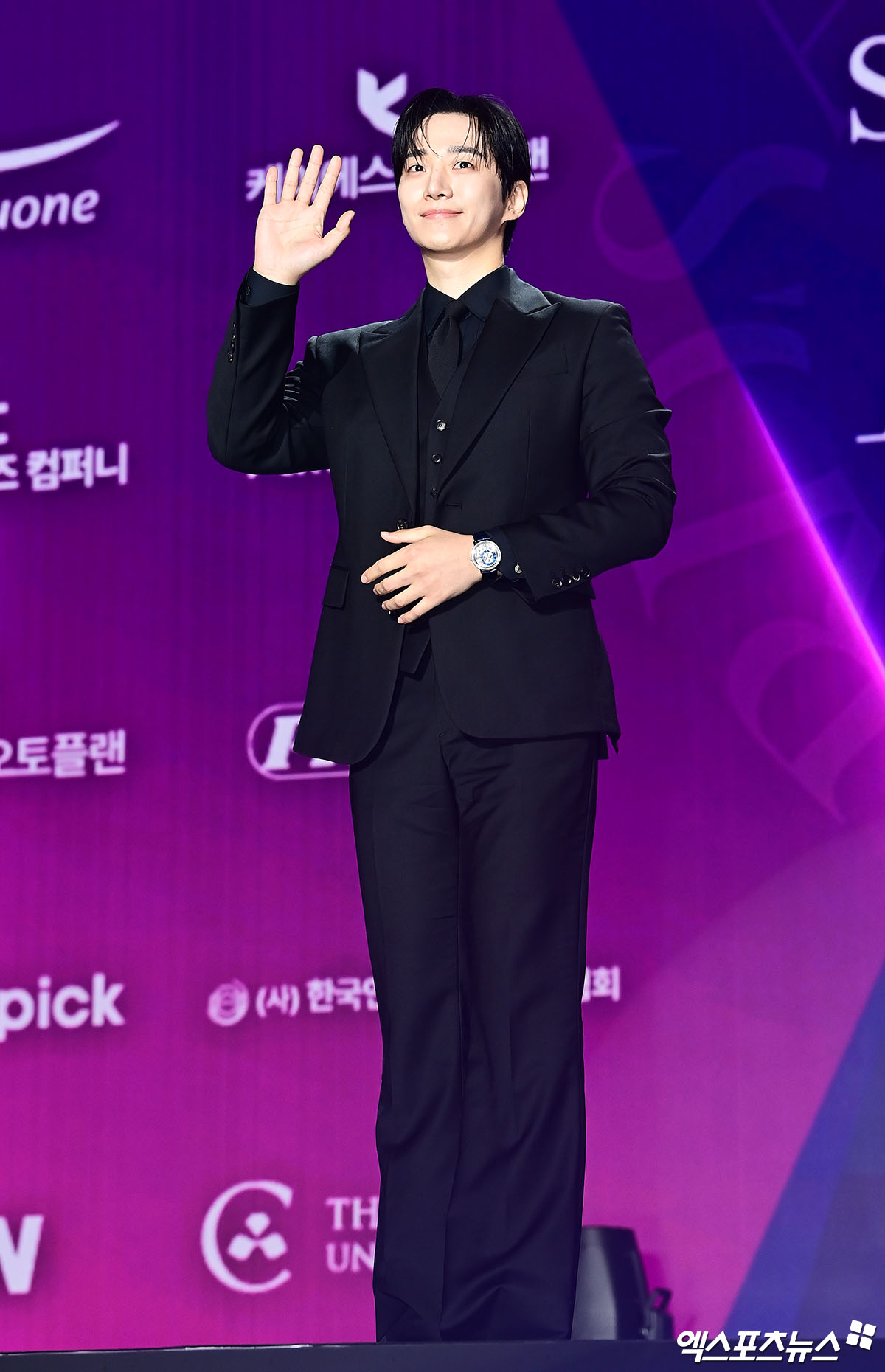 Si&ecirc;u thảm t&iacute;m APAN Star Awards 2025: IU h&oacute;a &ldquo;nữ thần m&ugrave;a xu&acirc;n&rdquo;, 2 bạn trai m&agrave;n ảnh của Yoona đụng độ- Ảnh 8.