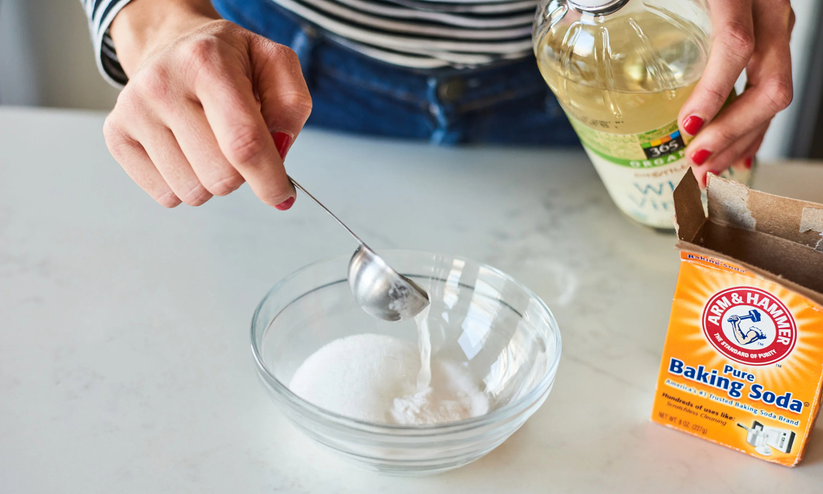 Chỉ v&igrave; trộn baking soda với giấm, nhiều người l&agrave;m hỏng cả mặt bếp: H&oacute;a ra hỗn hợp n&agrave;y kh&ocirc;ng hề &ldquo;thần th&aacute;nh&rdquo;- Ảnh 2.