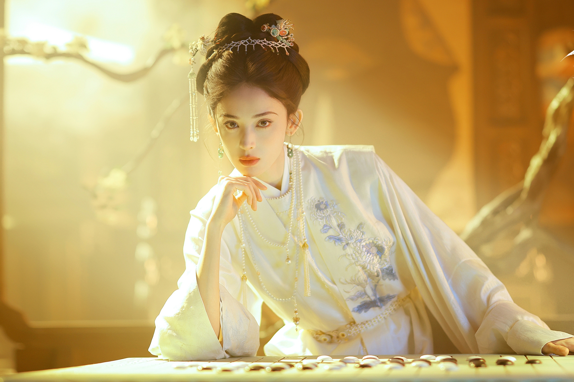 Trung Quốc đang c&oacute; 1 phim cổ trang hay đi&ecirc;n l&ecirc;n được: Nữ ch&iacute;nh đẹp đến mức ai đứng cạnh cũng th&agrave;nh t&agrave;ng h&igrave;nh- Ảnh 2.