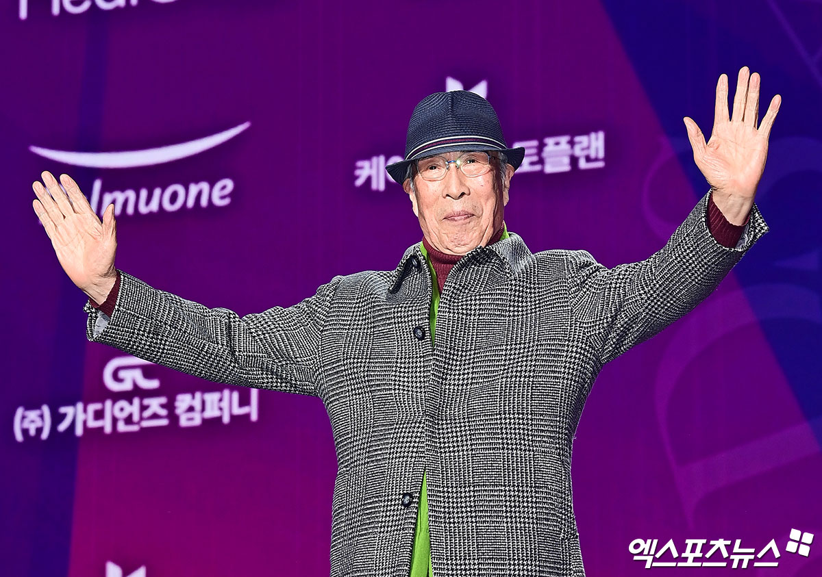 Si&ecirc;u thảm t&iacute;m APAN Star Awards 2025: IU h&oacute;a &ldquo;nữ thần m&ugrave;a xu&acirc;n&rdquo;, 2 bạn trai m&agrave;n ảnh của Yoona đụng độ- Ảnh 30.