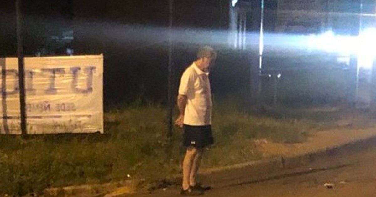 Người cha 72 tuổi cứ tối đến lại ra bến xe bu&yacute;t chờ con g&aacute;i trở về: Bức ảnh khiến h&agrave;ng triệu người nghẹn l&ograve;ng- Ảnh 1.