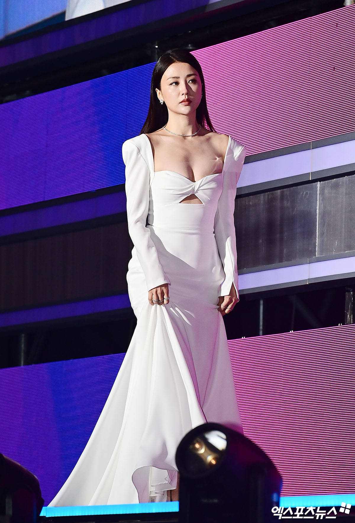 Si&ecirc;u thảm t&iacute;m APAN Star Awards 2025: IU h&oacute;a &ldquo;nữ thần m&ugrave;a xu&acirc;n&rdquo;, 2 bạn trai m&agrave;n ảnh của Yoona đụng độ- Ảnh 13.