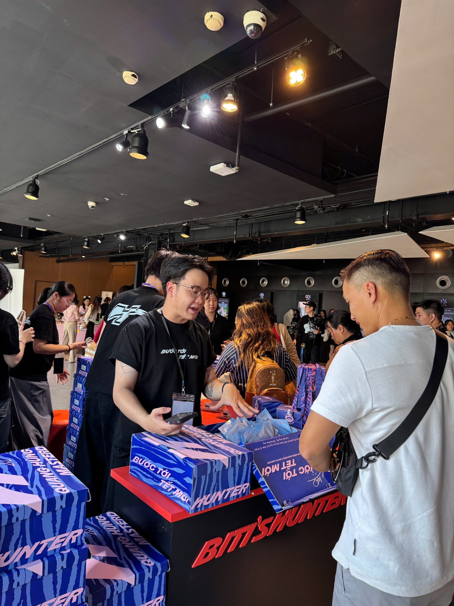 Có gì trong bộ merch viral toàn cõi mạng đến từ Quang Hùng MasterD và Biti’s Hunter?- Ảnh 4. Có gì trong bộ merch viral toàn cõi mạng đến từ Quang Hùng MasterD và Biti’s Hunter?- Ảnh 4.