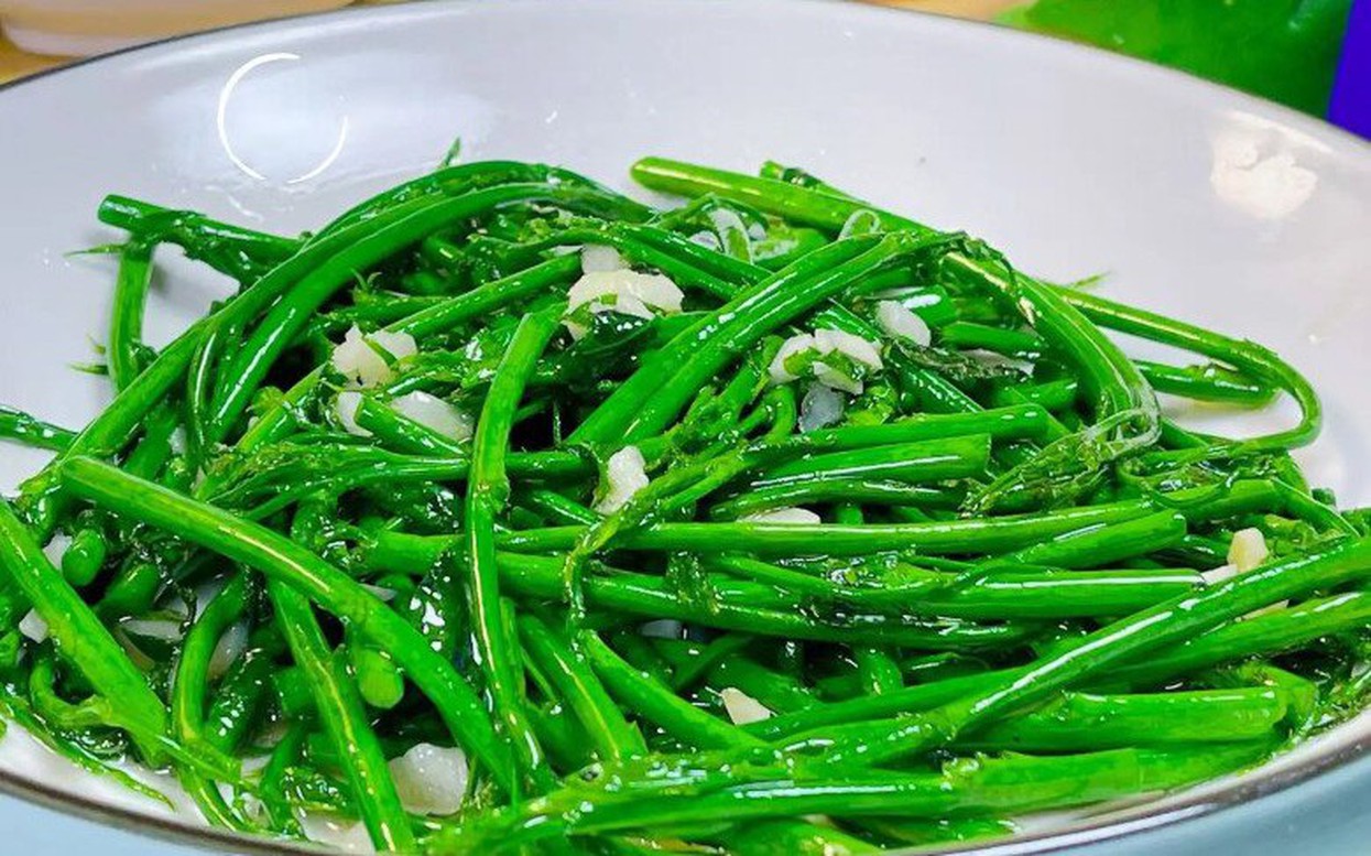 Loại rau xưa nay chỉ tuốt l&aacute; nấu canh, nhưng l&agrave;m theo c&aacute;ch n&agrave;y lại cực ngon, gi&ograve;n v&ocirc; c&ugrave;ng v&agrave; ai ăn cũng bất ngờ- Ảnh 1.