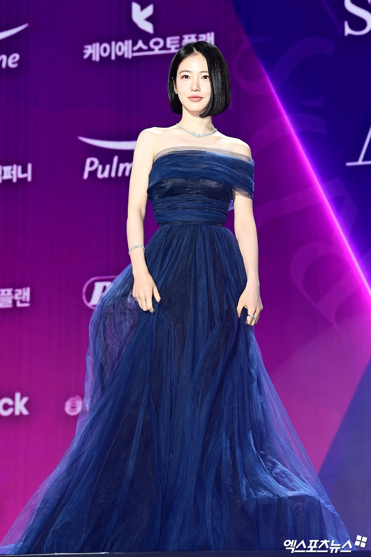 Si&ecirc;u thảm t&iacute;m APAN Star Awards 2025: IU h&oacute;a &ldquo;nữ thần m&ugrave;a xu&acirc;n&rdquo;, 2 bạn trai m&agrave;n ảnh của Yoona đụng độ- Ảnh 11.