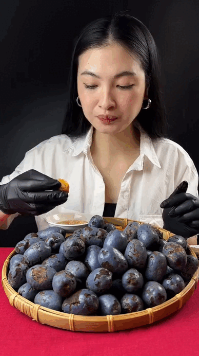 Loại quả xưa mọc hoang dại đầy đường, cho kh&ocirc;ng ai lấy, giờ th&agrave;nh đặc sản 