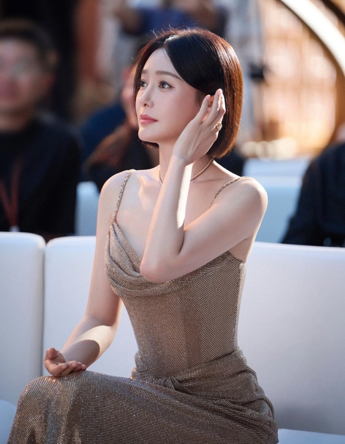 Tần Lam trẻ đẹp đầy kh&iacute; chất, d&ugrave; đứng, đi hay ngồi cũng l&agrave;m 1 việc để giữ v&ograve;ng eo A4, trẻ l&acirc;u ph&aacute;t hờn- Ảnh 1.