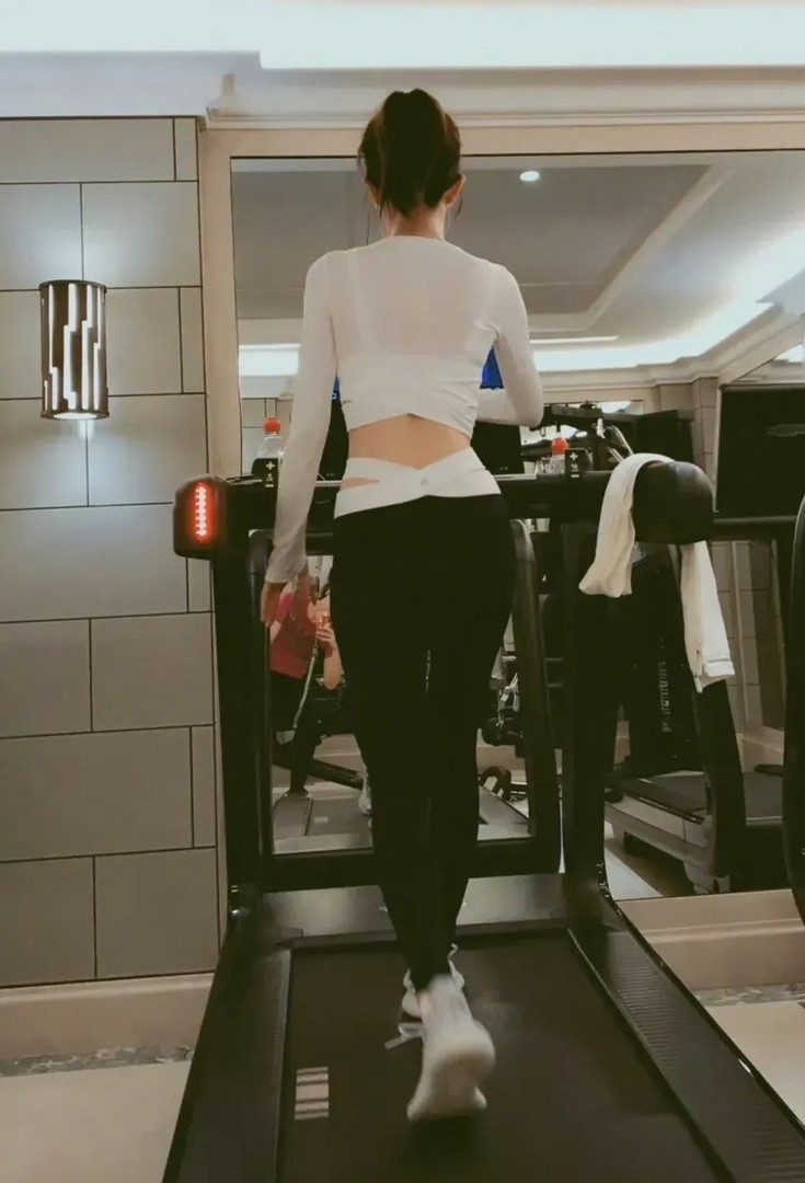 Tần Lam trẻ đẹp đầy kh&iacute; chất, d&ugrave; đứng, đi hay ngồi cũng l&agrave;m 1 việc để giữ v&ograve;ng eo A4, trẻ l&acirc;u ph&aacute;t hờn- Ảnh 4.