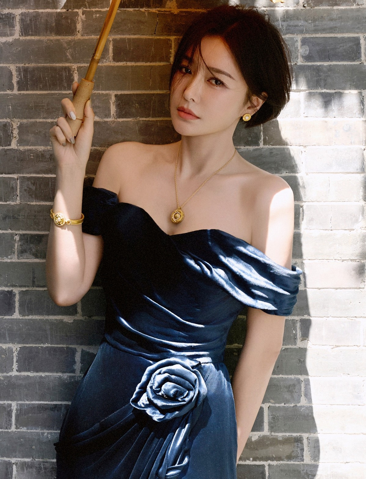 Tần Lam trẻ đẹp đầy kh&iacute; chất, d&ugrave; đứng, đi hay ngồi cũng l&agrave;m 1 việc để giữ v&ograve;ng eo A4, trẻ l&acirc;u ph&aacute;t hờn- Ảnh 5.