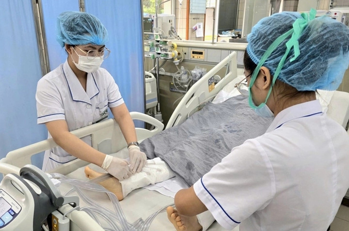 Nạn nh&acirc;n h&ocirc;n m&ecirc; s&acirc;u trong vụ lật xe từ thiện ở L&agrave;o Cai đ&atilde; tỉnh lại- Ảnh 1.