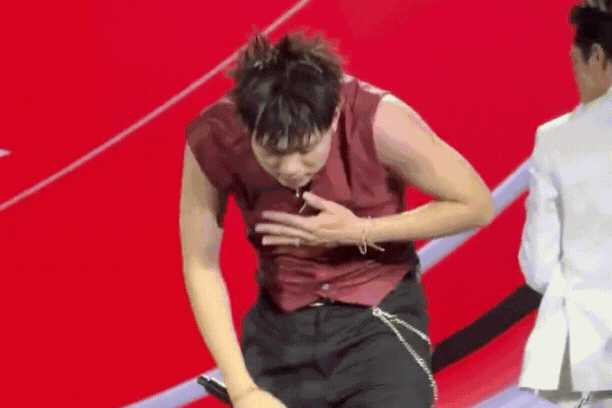 Dương Domic quỳ gối lạy fan- Ảnh 2.