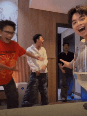 "T&oacute;m d&iacute;nh" d&agrave;n GERDNANG: HIEUTHUHAI kh&ocirc;ng hẹn h&ograve; m&agrave; tụ tập hội bạn, ho&aacute; ra "đ&ecirc;m kinh ho&agrave;ng" của Vbiz xuất ph&aacute;t từ đ&acirc;y!- Ảnh 4.