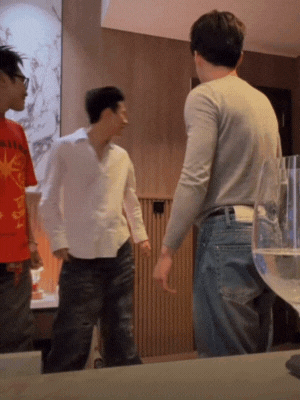 "T&oacute;m d&iacute;nh" d&agrave;n GERDNANG: HIEUTHUHAI kh&ocirc;ng hẹn h&ograve; m&agrave; tụ tập hội bạn, ho&aacute; ra "đ&ecirc;m kinh ho&agrave;ng" của Vbiz xuất ph&aacute;t từ đ&acirc;y!- Ảnh 6.