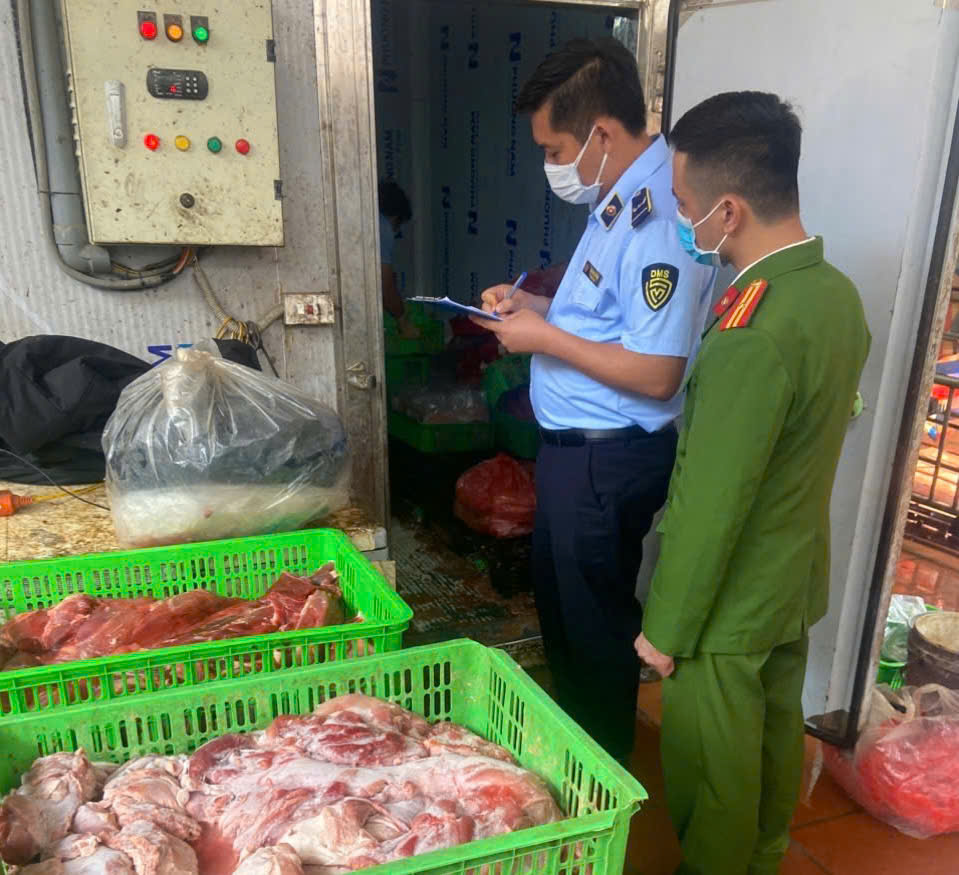Cao điểm chống h&agrave;ng giả, h&agrave;ng k&eacute;m chất lượng cuối năm: QLTT cả nước đồng loạt ra qu&acirc;n, thu giữ hơn 2,2 tấn l&aacute; thuốc, gần 5 tấn thịt bẩn, h&agrave;ng ngh&igrave;n sản phẩm vi phạm- Ảnh 5.