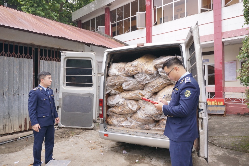 Cao điểm chống h&agrave;ng giả, h&agrave;ng k&eacute;m chất lượng cuối năm: QLTT cả nước đồng loạt ra qu&acirc;n, thu giữ hơn 2,2 tấn l&aacute; thuốc, gần 5 tấn thịt bẩn, h&agrave;ng ngh&igrave;n sản phẩm vi phạm- Ảnh 4.