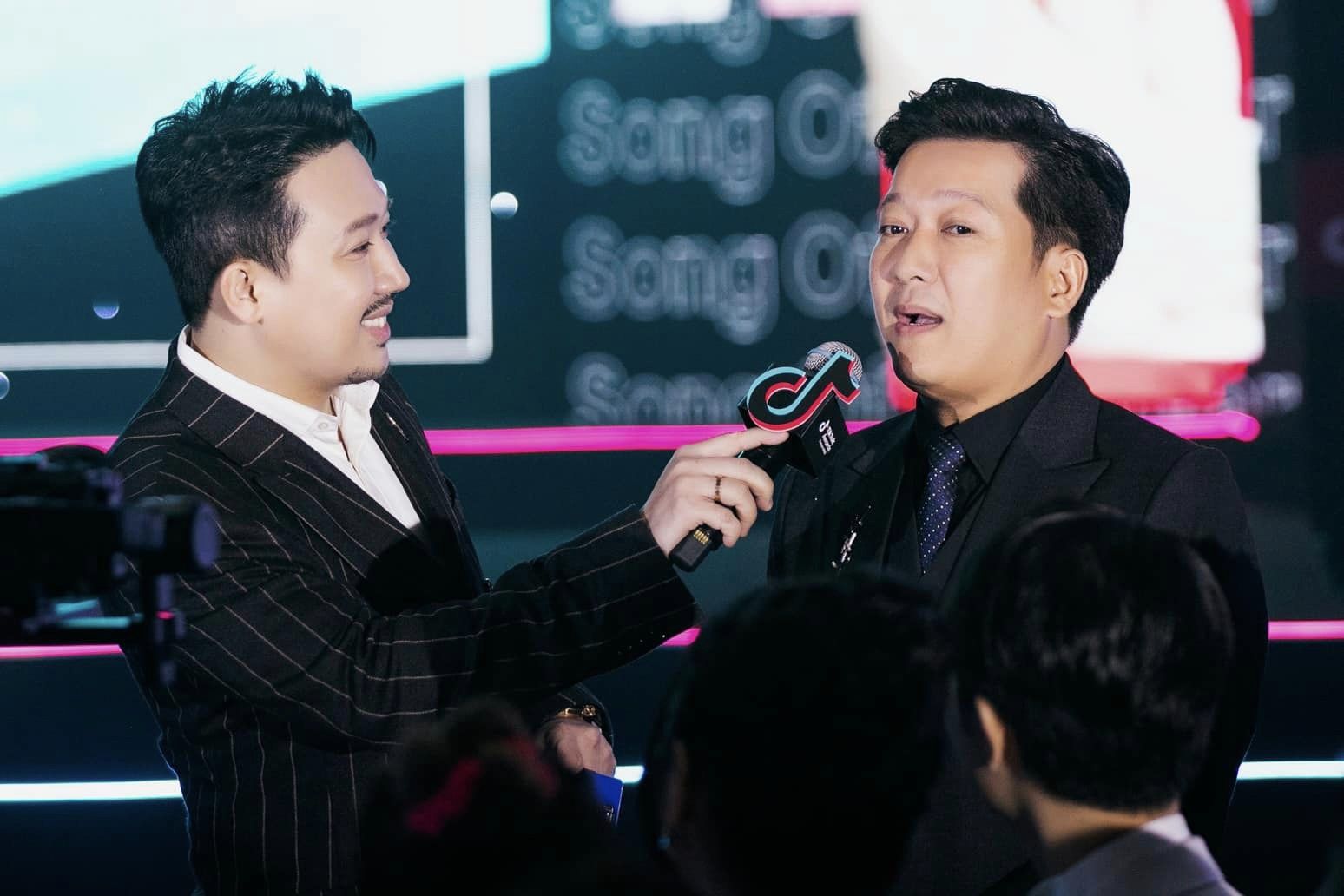 H&agrave;nh động của Trấn Th&agrave;nh với Trường Giang tr&ecirc;n thảm đỏ g&acirc;y x&ocirc;n xao c&otilde;i mạng- Ảnh 3.