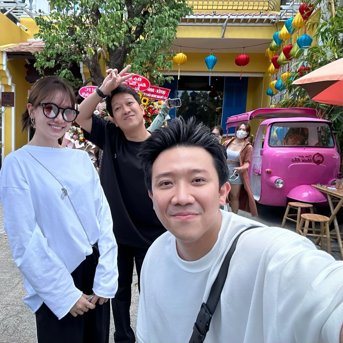 H&agrave;nh động của Trấn Th&agrave;nh với Trường Giang tr&ecirc;n thảm đỏ g&acirc;y x&ocirc;n xao c&otilde;i mạng- Ảnh 2.