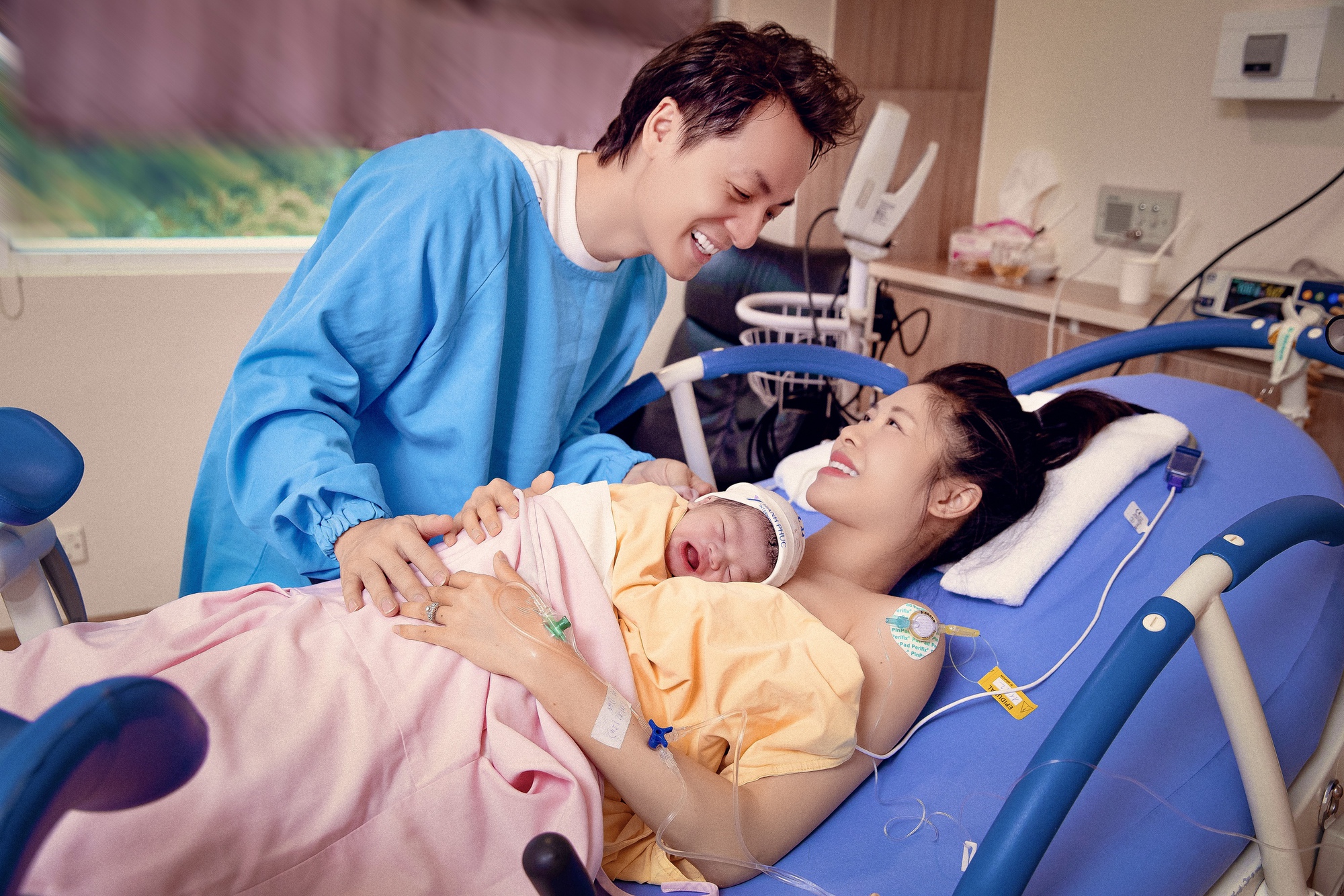 Sao Vbiz bất an v&igrave; con 2 ng&agrave;y 2 đ&ecirc;m kh&ocirc;ng ngủ, li&ecirc;n tục n&ocirc;n &oacute;i- Ảnh 5.