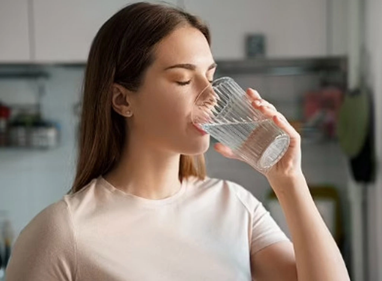 Ng&agrave;y c&agrave;ng nhiều người suy thận, b&aacute;c sĩ cảnh b&aacute;o 8 sai lầm khi uống nước: &ldquo;Đừng coi nhẹ những th&oacute;i quen n&agrave;y&rdquo;- Ảnh 2.