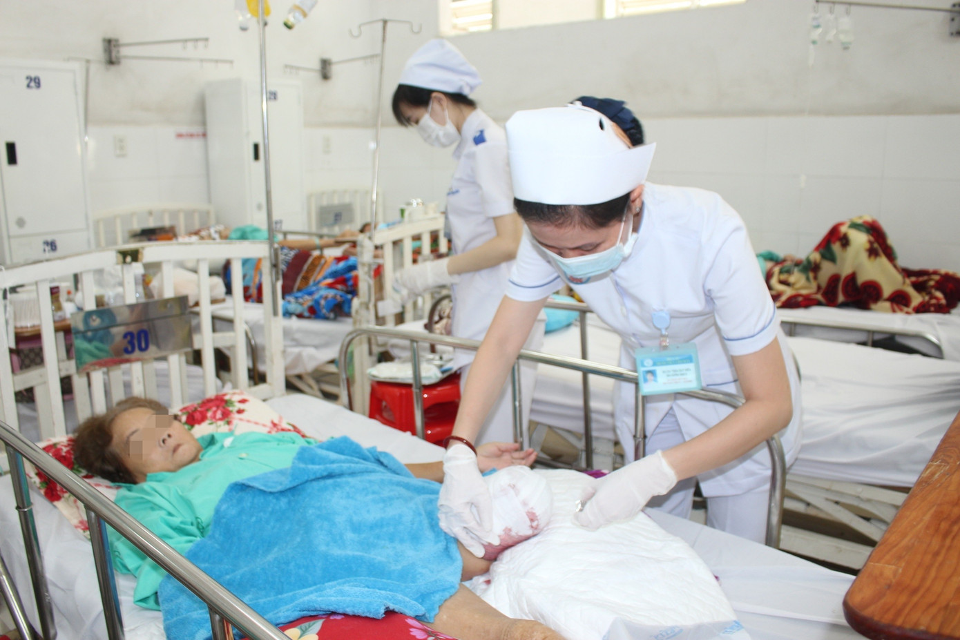 Hiểm họa từ việc người bệnh đang d&ugrave;ng kh&aacute;ng sinh khi mới thấy đỡ đ&atilde; vội dừng- Ảnh 2.