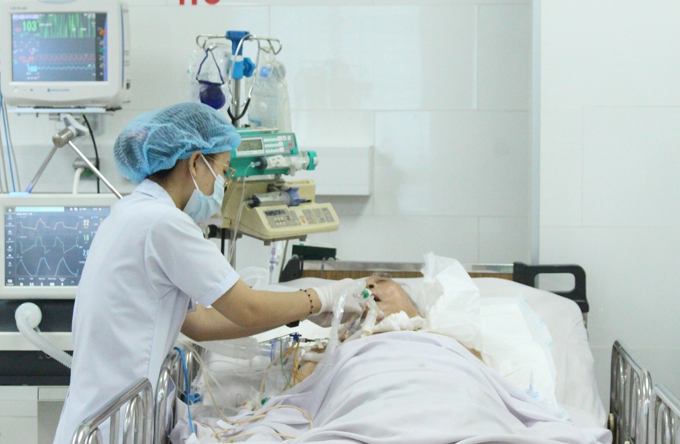 Hiểm họa từ việc người bệnh đang d&ugrave;ng kh&aacute;ng sinh khi mới thấy đỡ đ&atilde; vội dừng- Ảnh 1.