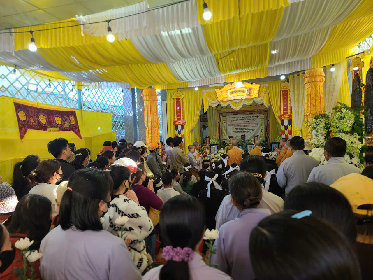 CLIP: X&uacute;c động d&ograve;ng người tiễn đưa 4 nạn nh&acirc;n trong vụ ch&aacute;y nh&agrave;- Ảnh 1.