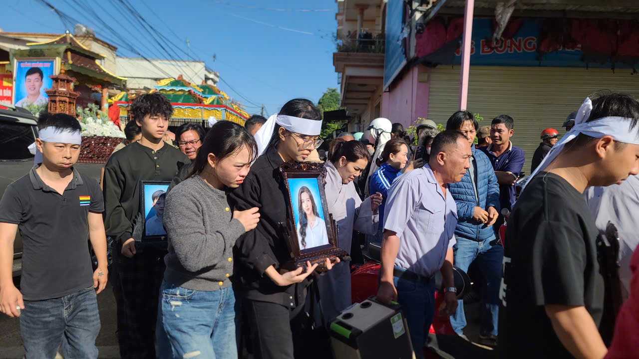 CLIP: X&uacute;c động d&ograve;ng người tiễn đưa 4 nạn nh&acirc;n trong vụ ch&aacute;y nh&agrave;- Ảnh 5.