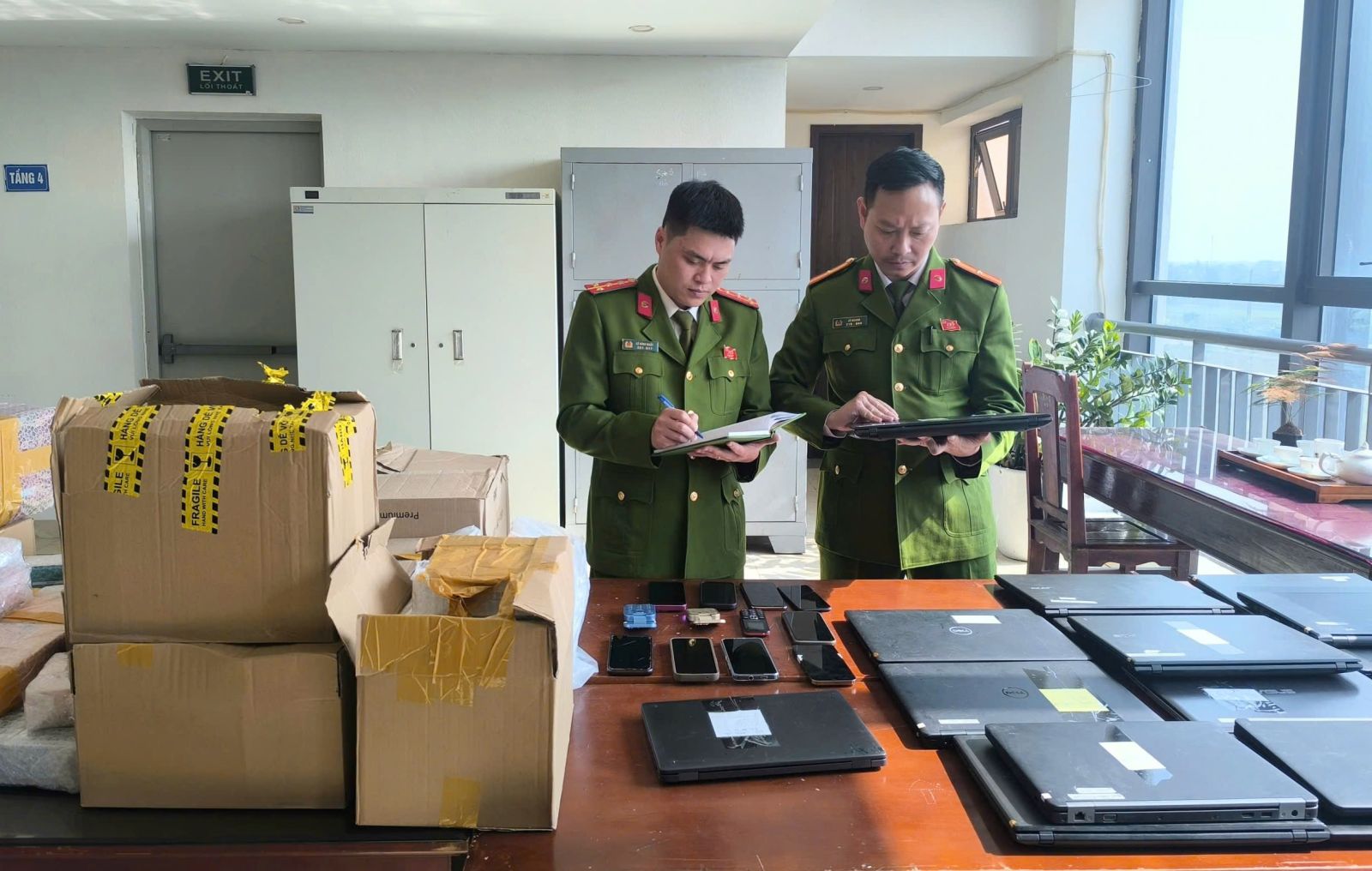 Kh&aacute;m x&eacute;t khẩn cấp chỗ ở, nơi l&agrave;m việc của '&ocirc;ng tr&ugrave;m' Phạm Nhất Duy SN 1999 trong chuy&ecirc;n &aacute;n đặc biệt lớn- Ảnh 2.