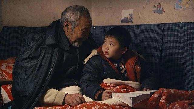 Cháu thi được điểm kém, ông nội viết 1 câu lên bài kiểm tra mà cả MXH bật khóc- Ảnh 1.