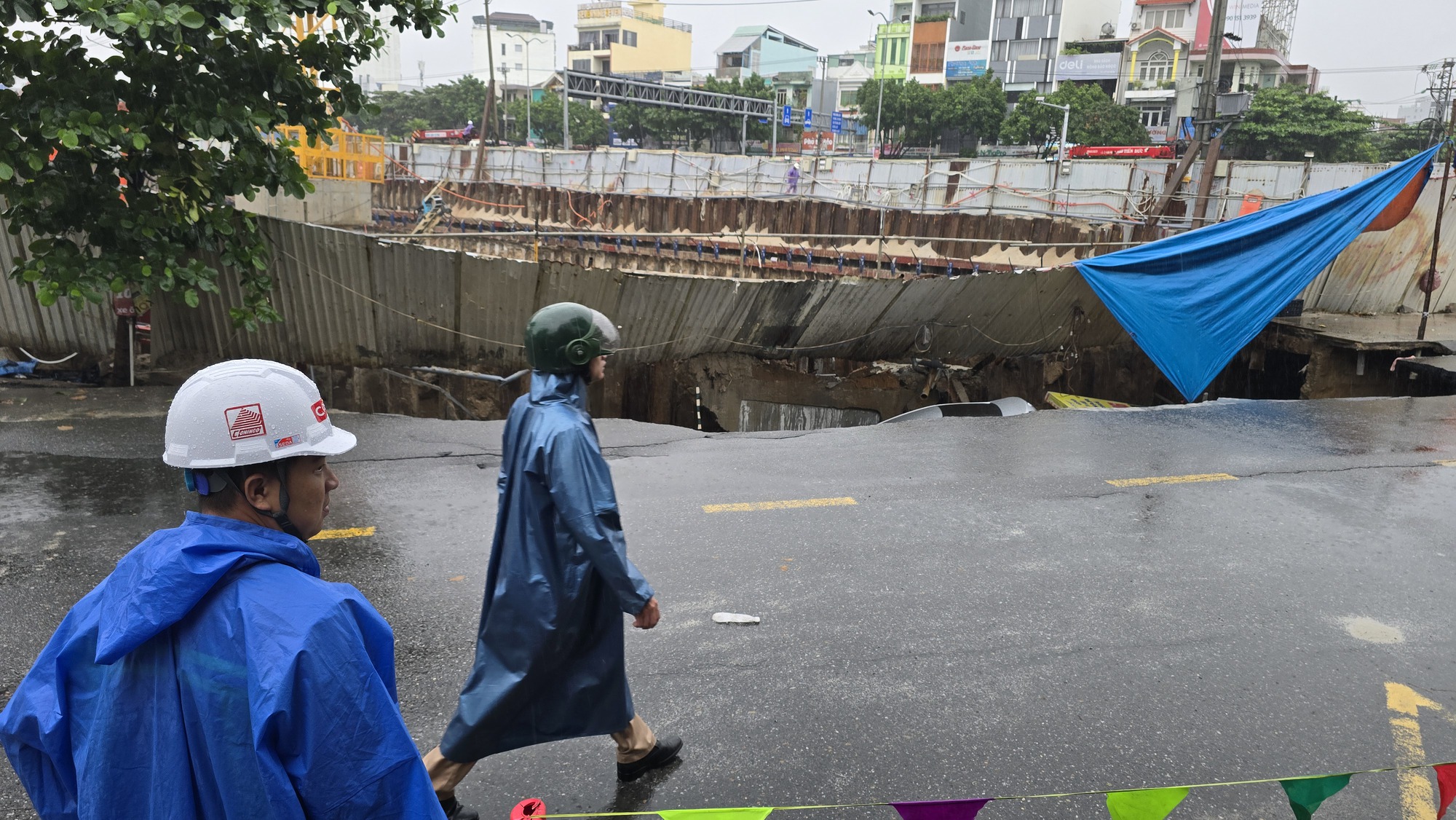 Hiện trường "hố tử thần" ngay trung tâm Đà Nẵng- Ảnh 5.