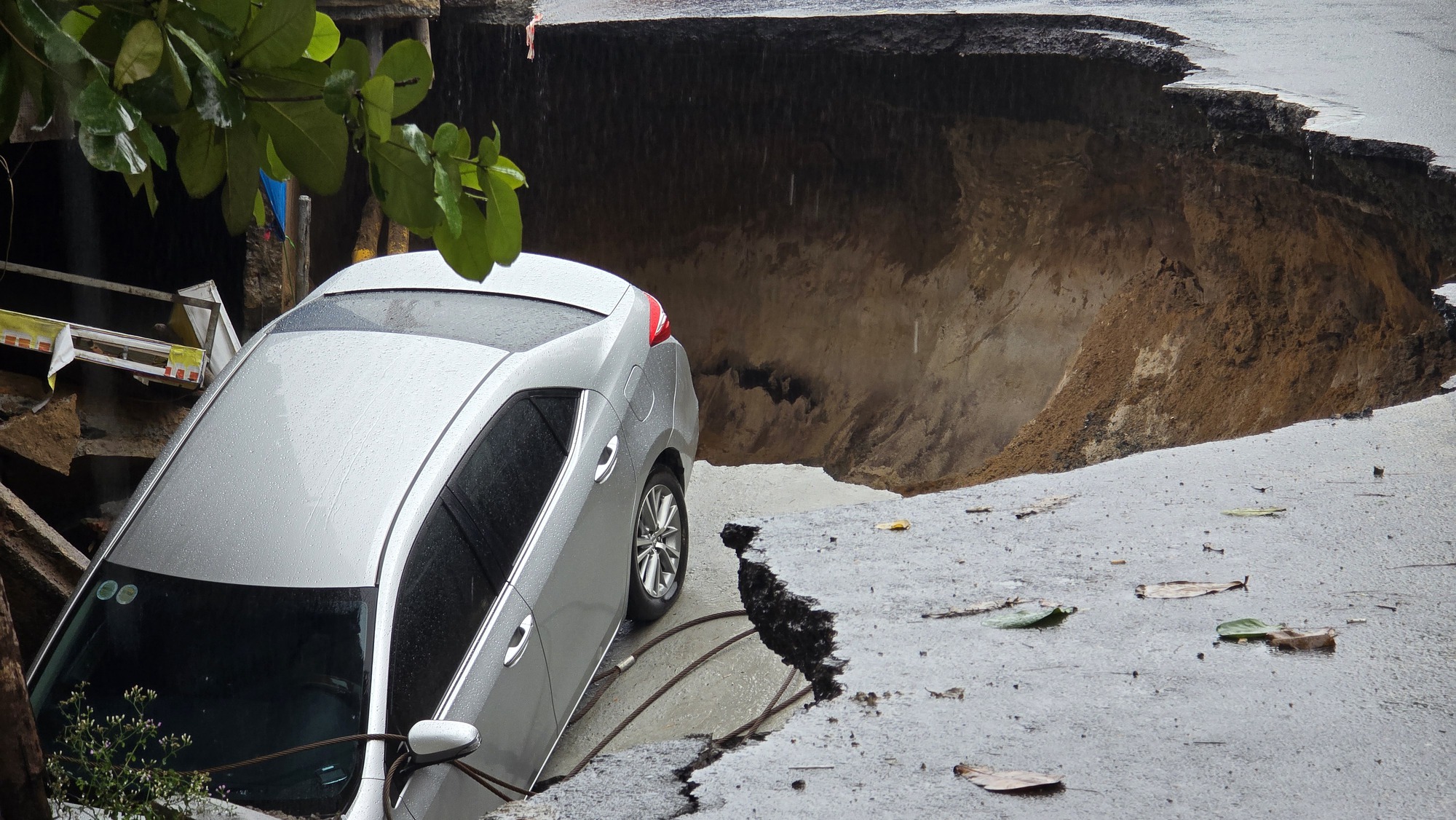 Hiện trường "hố tử thần" ngay trung tâm Đà Nẵng- Ảnh 4.