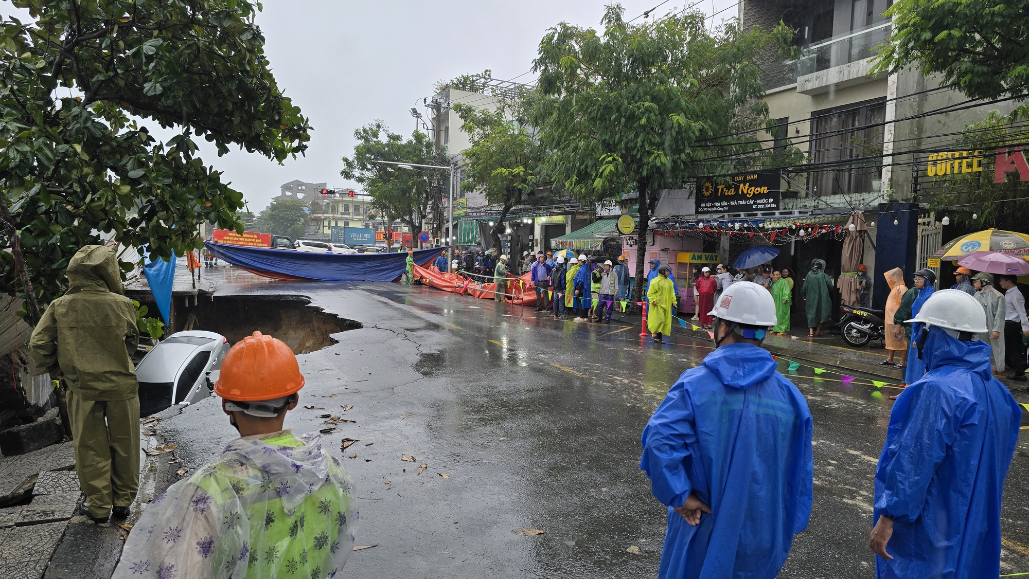 Hiện trường "hố tử thần" ngay trung tâm Đà Nẵng- Ảnh 3.