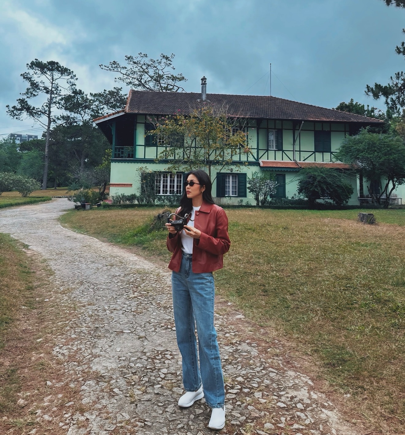 4 kiểu quần jeans đẹp trường tồn trong tủ đồ của mỹ nhân Việt: Vừa trẻ vừa sang, mặc quanh năm không thấy chán- Ảnh 2. 4 kiểu quần jeans đẹp trường tồn trong tủ đồ của mỹ nhân Việt: Vừa trẻ vừa sang, mặc quanh năm không thấy chán- Ảnh 2.