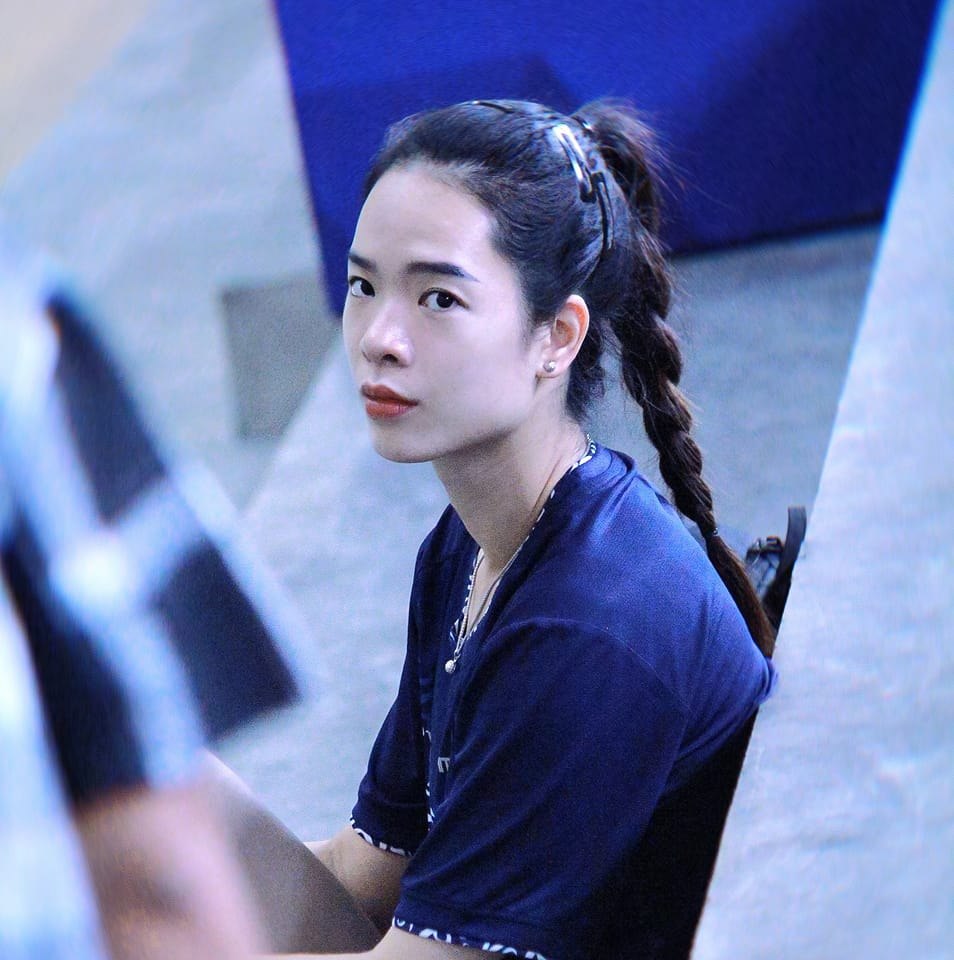 Visual sáng bừng của búp bê bóng chuyền Lê Thanh Thuý cầm cờ cho đoàn Việt Nam tại SEA Games 33- Ảnh 4.